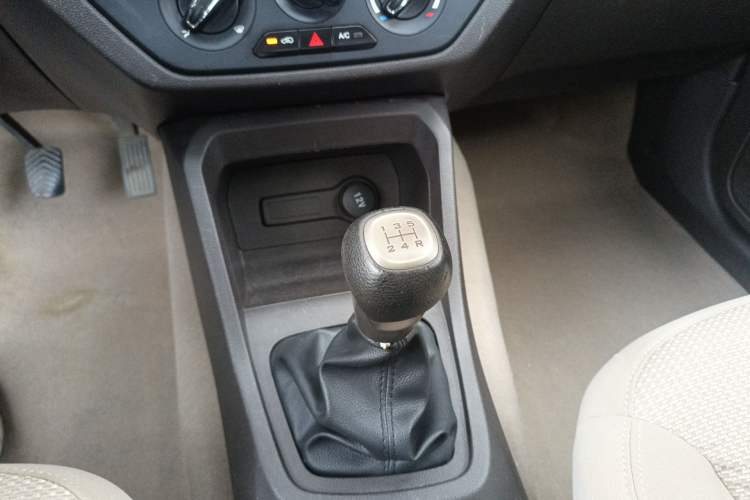 Used Wuling Hongguang 2018 1.5L S Standard Version L2B Gear Lever