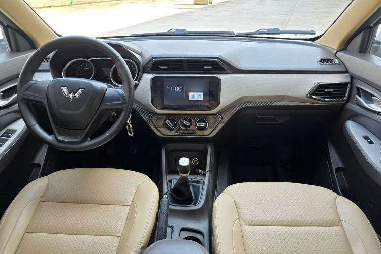 Used Wuling Hongguang 2018 1.5L S Comfort Model L2B Interior 1
