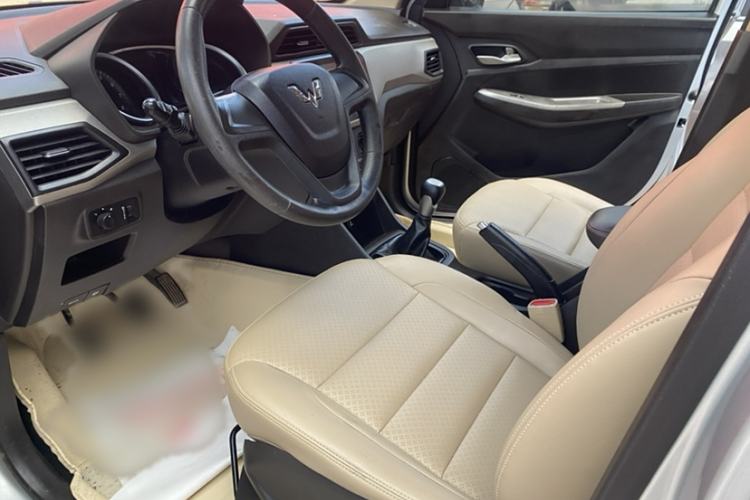 Used Wuling Hongguang 2018 1.5L S Comfort Model L2B Interior 2