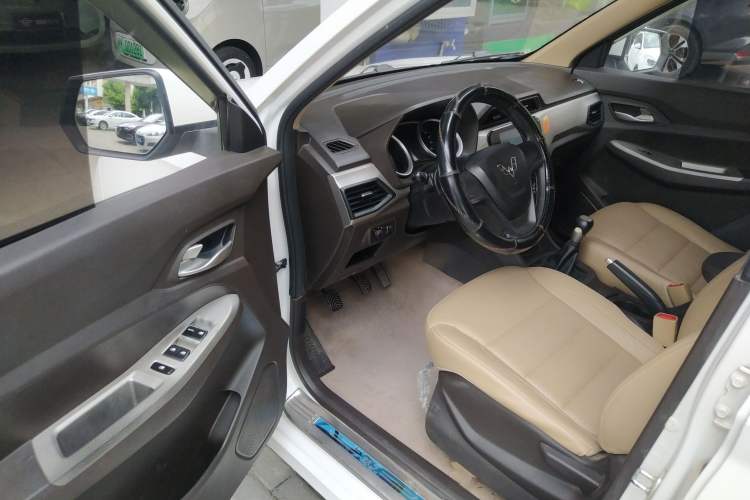 Used Wuling Hongguang 2018 1.5L S Comfort Model L2B Interior 2