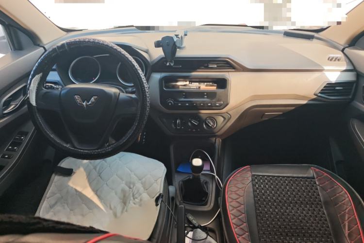 Used Wuling Hongguang 2018 1.5L S Standard Version L2B Interior 2