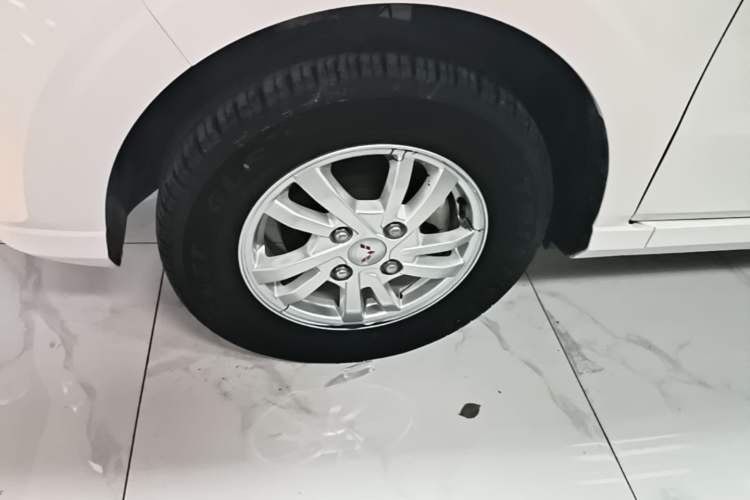 Used Wuling Hongguang 2018 1.5L S Comfort Model L2B Left Front Wheel Hub