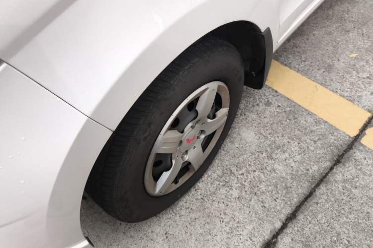 Used Wuling Hongguang 2018 1.5L Classic S Base Model Left Front Wheel Hub