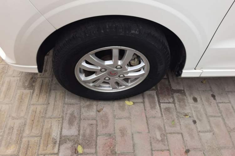 Used Wuling Hongguang 2018 1.5L S Standard Version L2B Left Front Wheel Hub