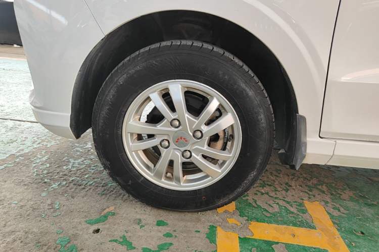 Used Wuling Hongguang 2018 1.5L S Standard Version L2B Left Front Wheel Hub
