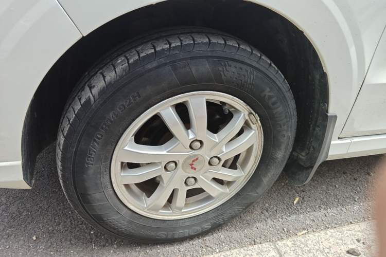 Used Wuling Hongguang 2018 1.5L S Comfort Model L2B Left Front Wheel Hub
