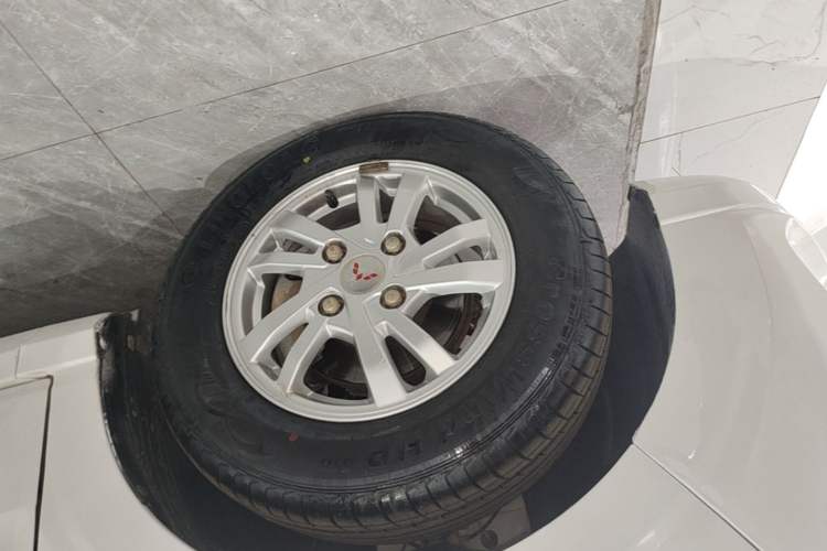 Used Wuling Hongguang 2018 1.5L S Standard Version L2B Left Front Wheel Hub