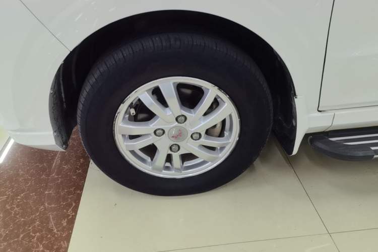Used Wuling Hongguang 2018 1.5L S Comfort Model L2B Left Front Wheel Hub