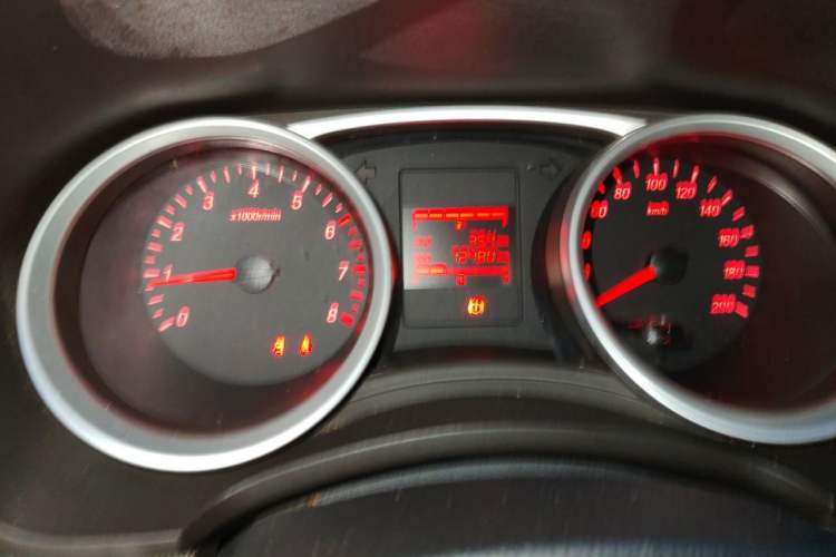 Used Wuling Hongguang 2018 1.5L S Standard Version L2B Odometer Close Up