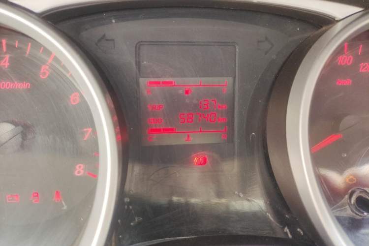 Used Wuling Hongguang 2018 1.5L S Standard Version L2B Odometer Close Up