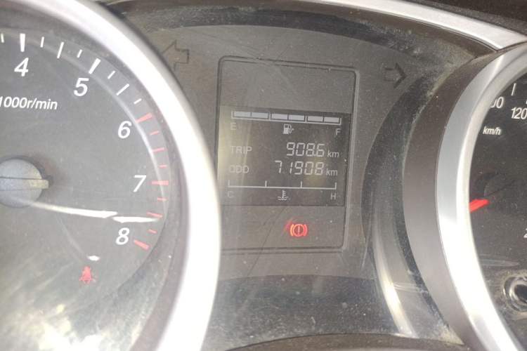 Used Wuling Hongguang 2018 1.5L S Comfort Model L2B Odometer Close Up