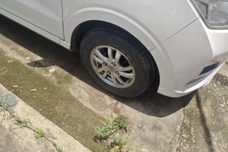Used Wuling Hongguang 2018 1.5L S Comfort Model L2B Right Front Wheel Hub