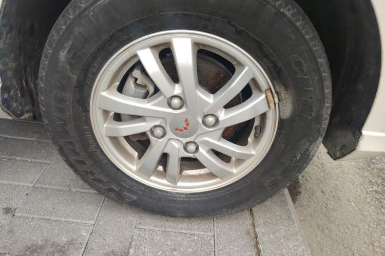 Used Wuling Hongguang 2018 1.5L S Comfort Model L2B Right Front Wheel Hub