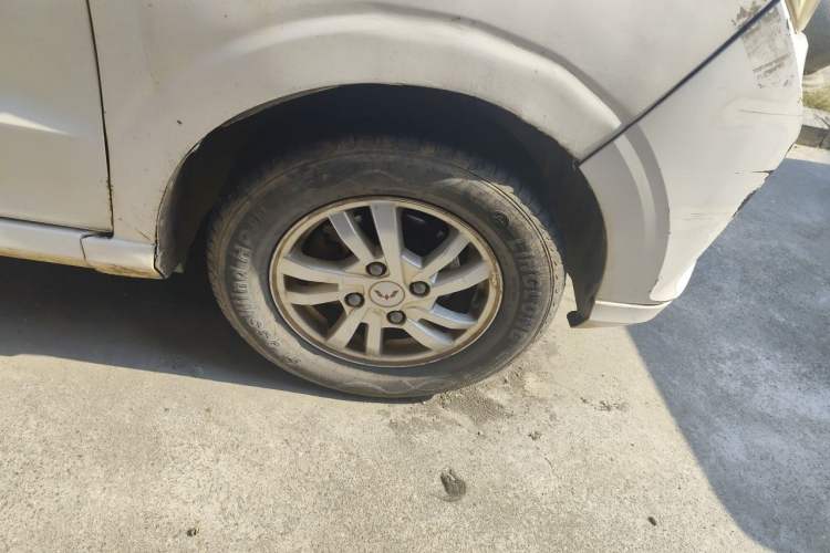 Used Wuling Hongguang 2018 1.5L S Comfort Model L2B Right Front Wheel Hub