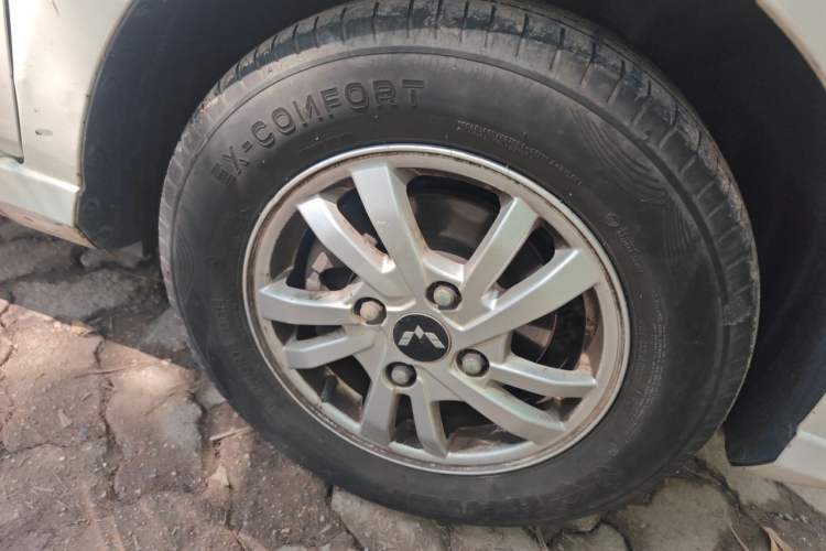 Used Wuling Hongguang 2018 1.5L S Comfort Model L2B Right Front Wheel Hub