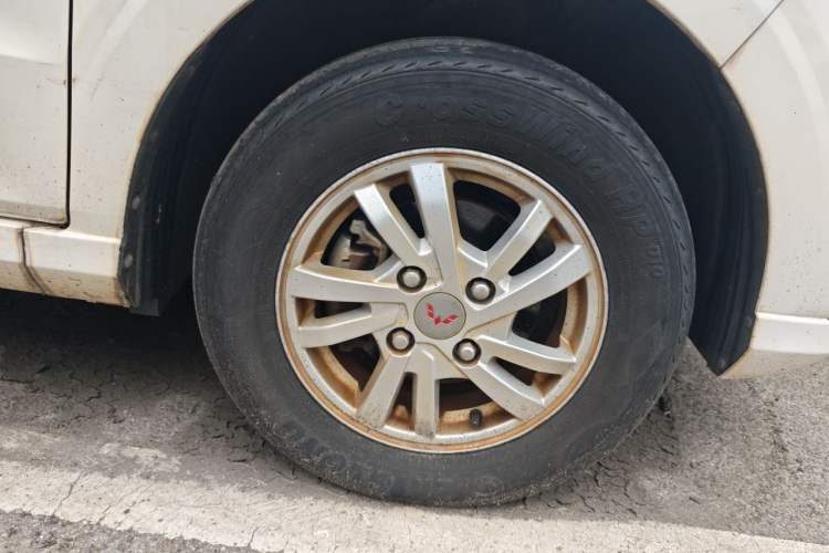 Used Wuling Hongguang 2018 1.5L S Comfort Model L2B Right Front Wheel Hub