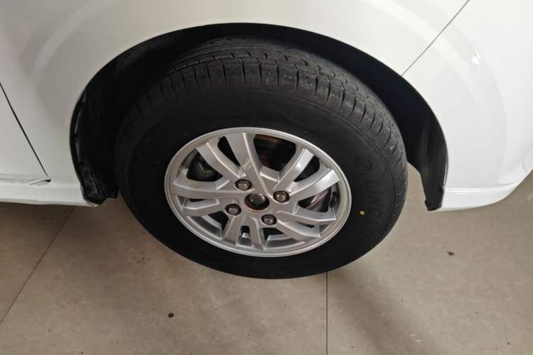 Used Wuling Hongguang 2018 1.5L S Standard Version L2B Right Front Wheel Hub