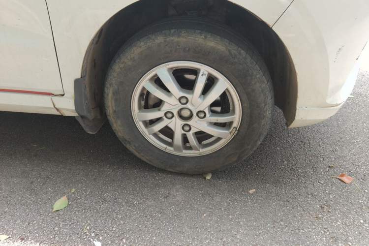 Used Wuling Hongguang 2018 1.5L S Comfort Model L2B Right Front Wheel Hub