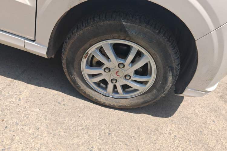 Used Wuling Hongguang 2018 1.5L S Comfort Model L2B Right Front Wheel Hub