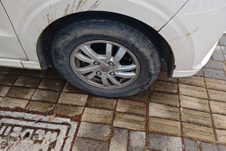 Used Wuling Hongguang 2018 1.5L S Comfort Model L2B Right Front Wheel Hub