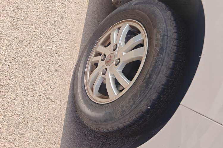 Used Wuling Hongguang 2018 1.5L S Comfort Model L2B Right Front Wheel Hub