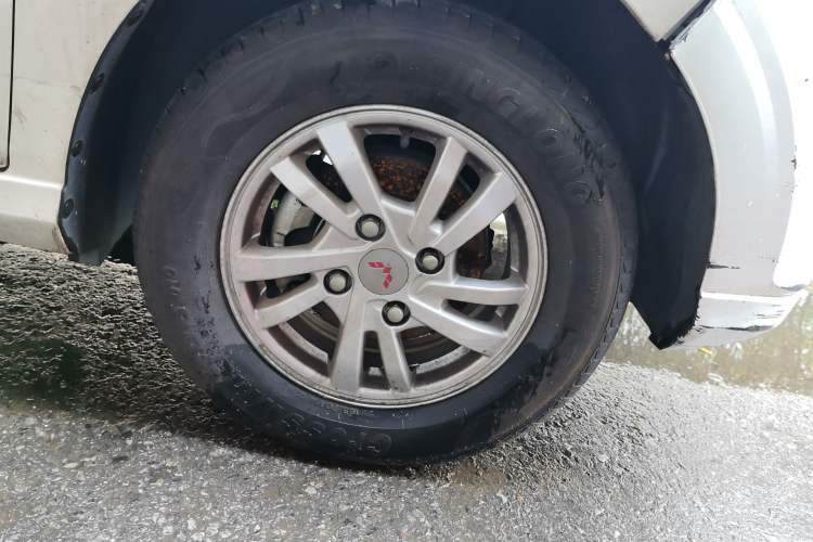 Used Wuling Hongguang 2018 1.5L S Comfort Model L2B Right Front Wheel Hub