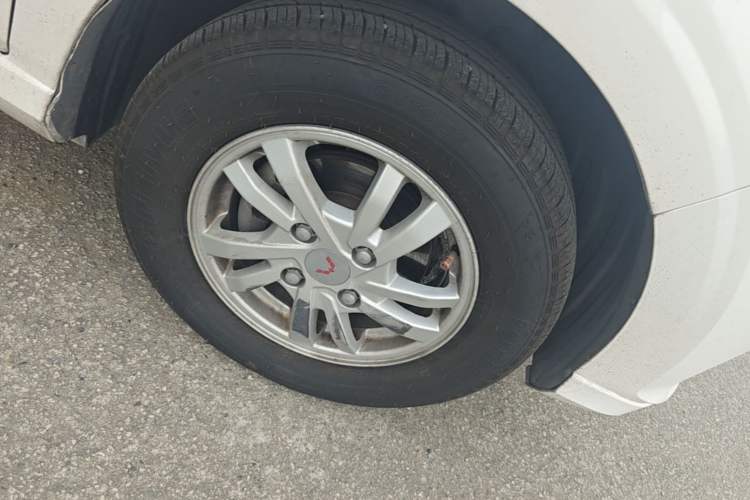 Used Wuling Hongguang 2018 1.5L S Comfort Model L2B Right Front Wheel Hub