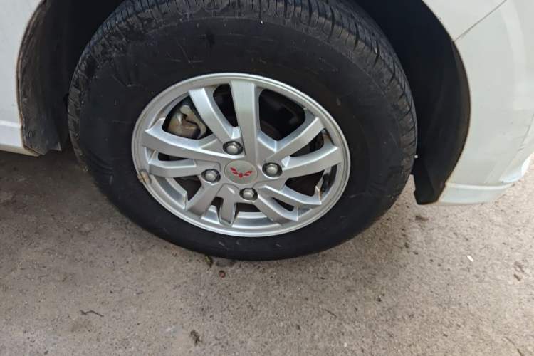 Used Wuling Hongguang 2018 1.5L S Comfort Model L2B Right Front Wheel Hub