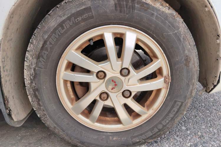 Used Wuling Hongguang 2018 1.5L S Standard Version L2B Right Front Wheel Hub