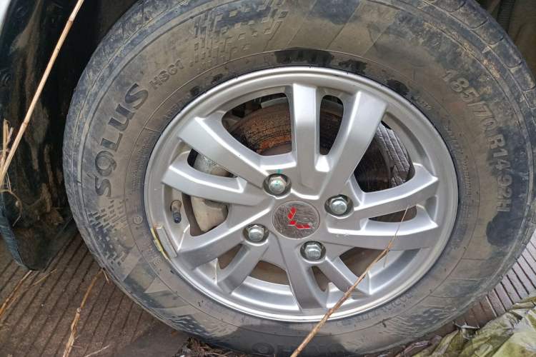 Used Wuling Hongguang 2018 1.5L S Comfort Model L2B Right Front Wheel Hub