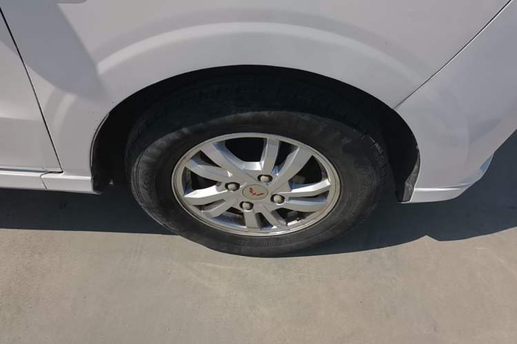 Used Wuling Hongguang 2018 1.5L S Comfort Model L2B Right Front Wheel Hub