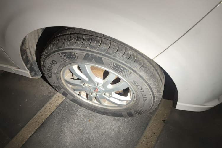 Used Wuling Hongguang 2018 1.5L S Standard Version L2B Right Front Wheel Hub
