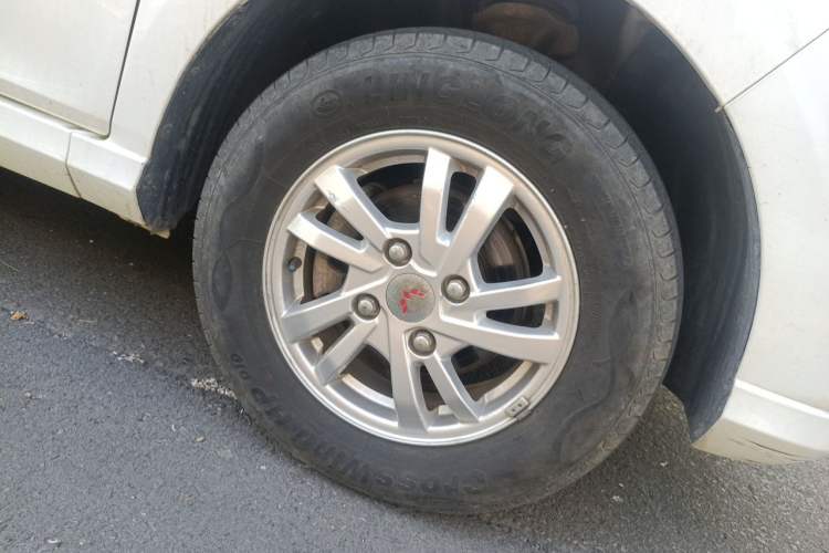 Used Wuling Hongguang 2018 1.5L S Comfort Model L2B Right Front Wheel Hub