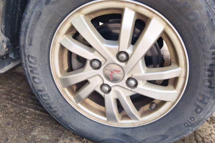 Used Wuling Hongguang 2018 1.5L S Comfort Model L2B Right Front Wheel Hub