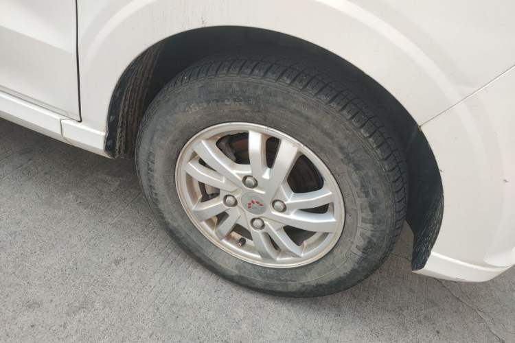 Used Wuling Hongguang 2018 1.5L S Comfort Model L2B Right Front Wheel Hub