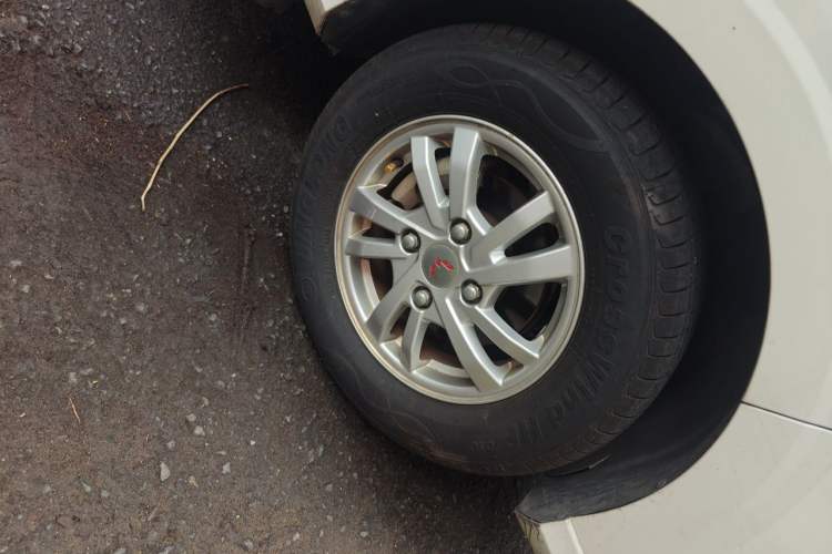 Used Wuling Hongguang 2018 1.5L S Standard Version L2B Right Front Wheel Hub