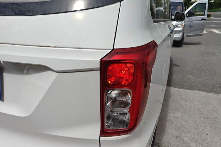 Used Wuling Hongguang 2018 1.5L S Comfort Model L2B Right Rear Taillight