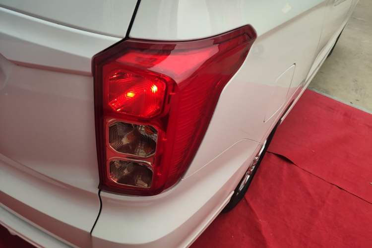Used Wuling Hongguang 2018 1.5L S Comfort Model L2B Right Rear Taillight