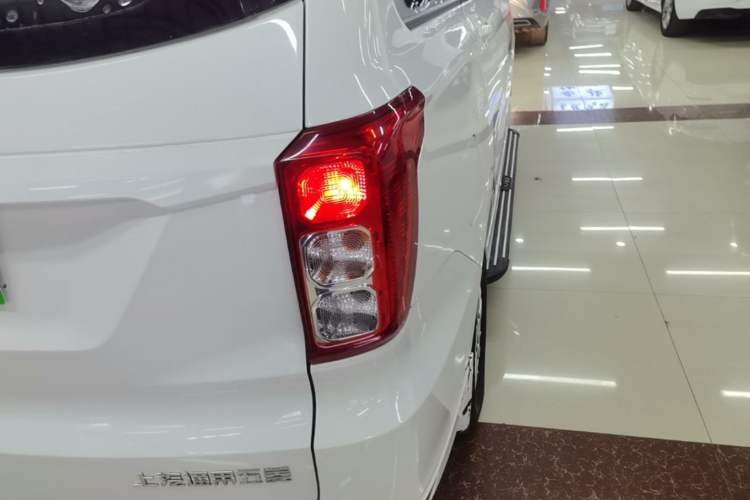 Used Wuling Hongguang 2018 1.5L S Comfort Model L2B Right Rear Taillight