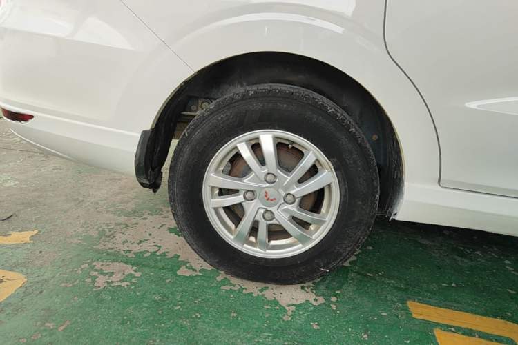 Used Wuling Hongguang 2018 1.5L S Standard Version L2B Right Rear Wheel Hub