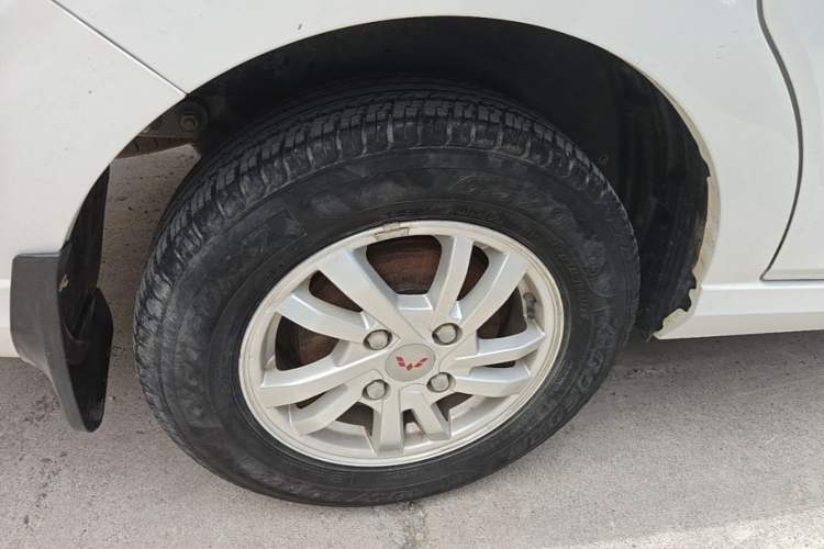 Used Wuling Hongguang 2018 1.5L S Comfort Model L2B Right Rear Wheel Hub