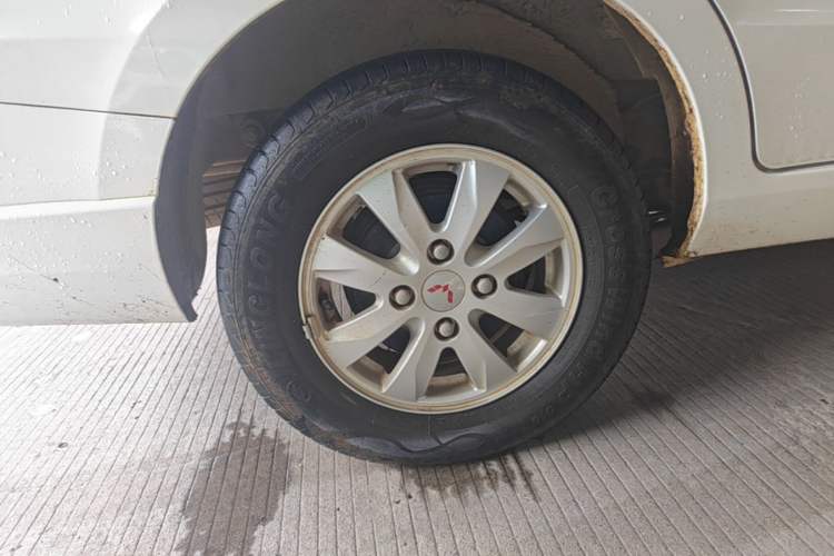 Used Wuling Hongguang 2018 1.5L Classic S Standard Model Right Rear Wheel Hub