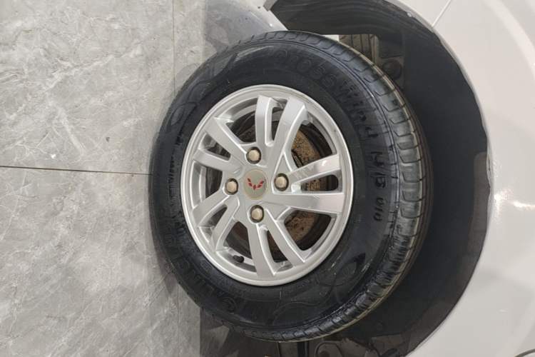 Used Wuling Hongguang 2018 1.5L S Standard Version L2B Right Rear Wheel Hub