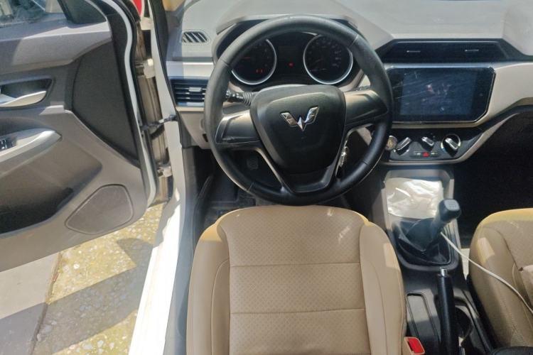 Used Wuling Hongguang 2018 1.5L S Comfort Model L2B Steering Wheel