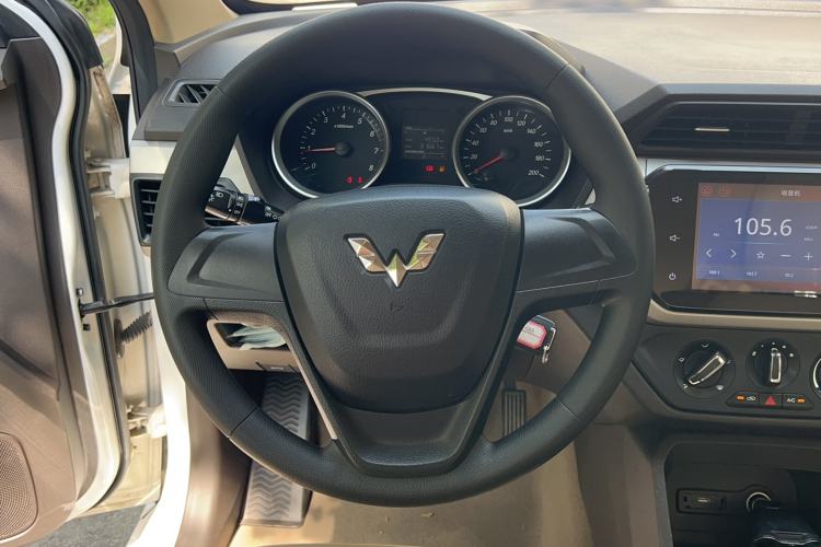 Used Wuling Hongguang 2018 1.5L S Standard Version L2B Steering Wheel