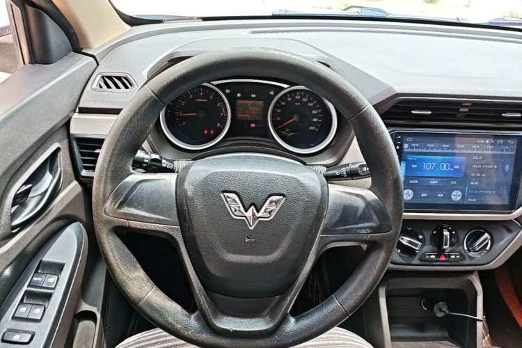 Used Wuling Hongguang 2018 1.5L S Standard Version L2B Steering Wheel
