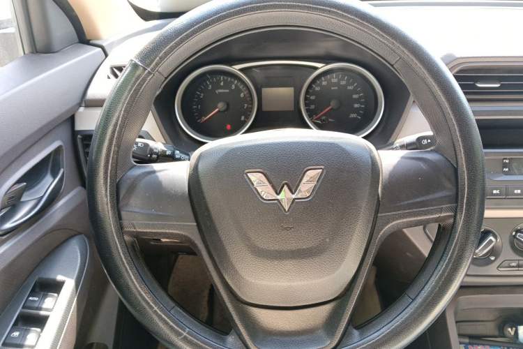 Used Wuling Hongguang 2018 1.5L S Standard Version L2B Steering Wheel