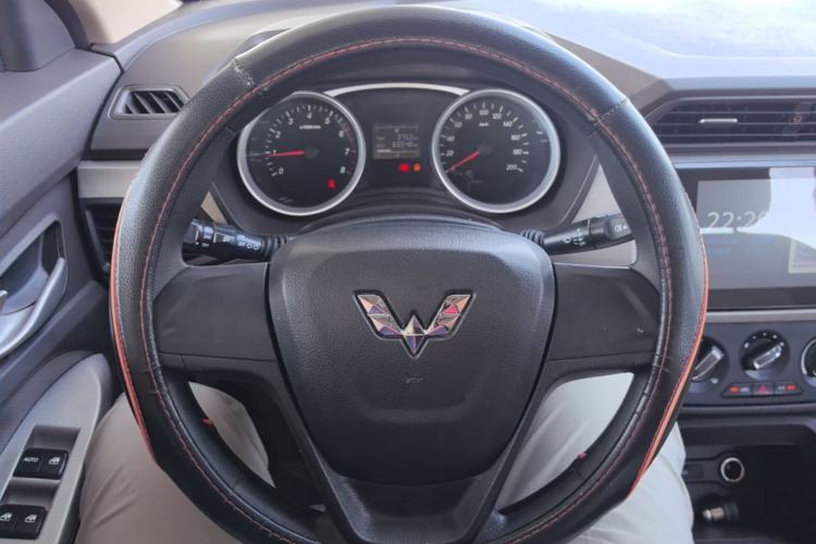 Used Wuling Hongguang 2018 1.5L S Comfort Model L2B Steering Wheel