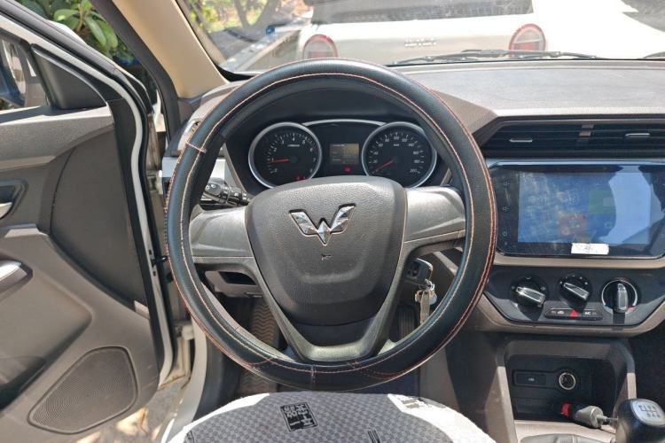 Used Wuling Hongguang 2018 1.5L S Comfort Model L2B Steering Wheel