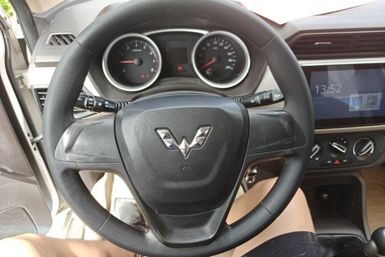 Used Wuling Hongguang 2018 1.5L S Comfort Model L2B Steering Wheel